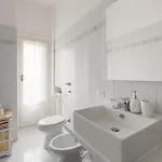 Guesthost - Unimi & Politecnico Roomy With Balcony Appartamento