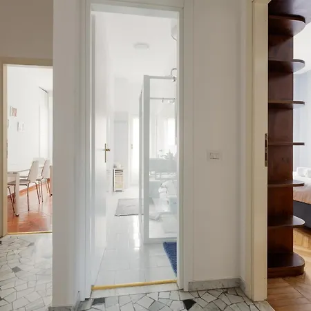 Apartment Guesthost - Unimi & Politecnico Roomy With Balcony